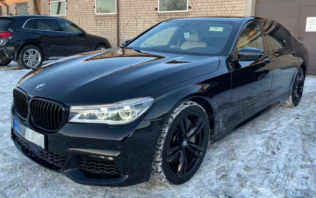 BMW 7 G12 prieš