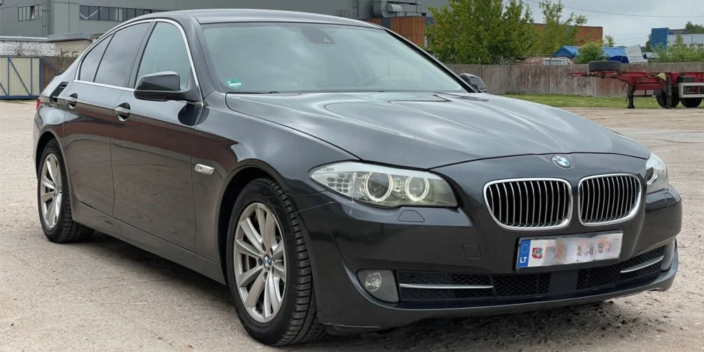 BMW 5 serija F10 prieš
