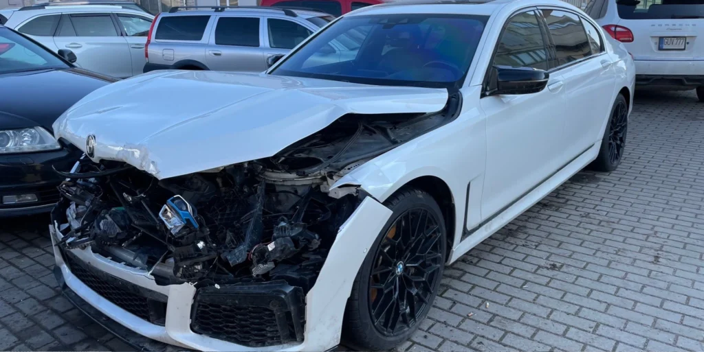 BMW 7 serija prieš