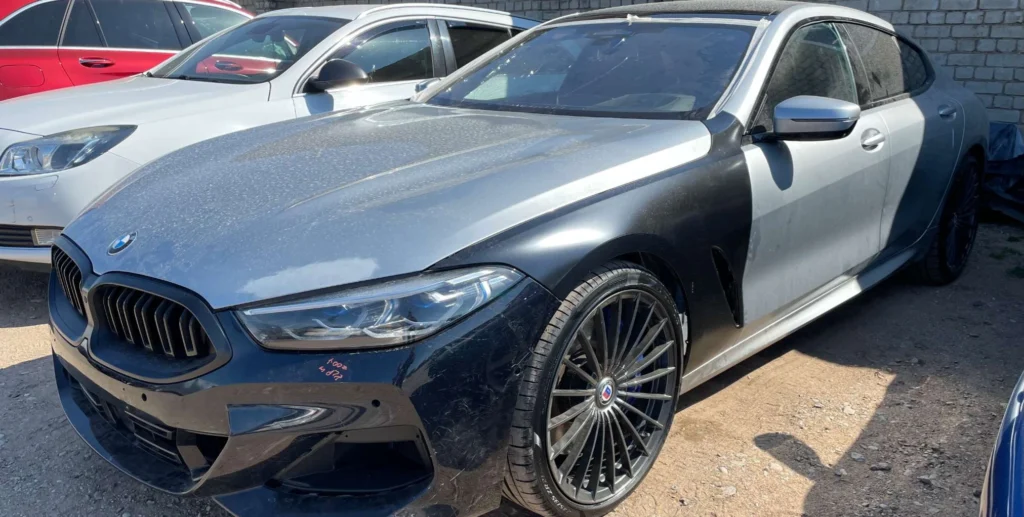 BMW 8 serija prieš