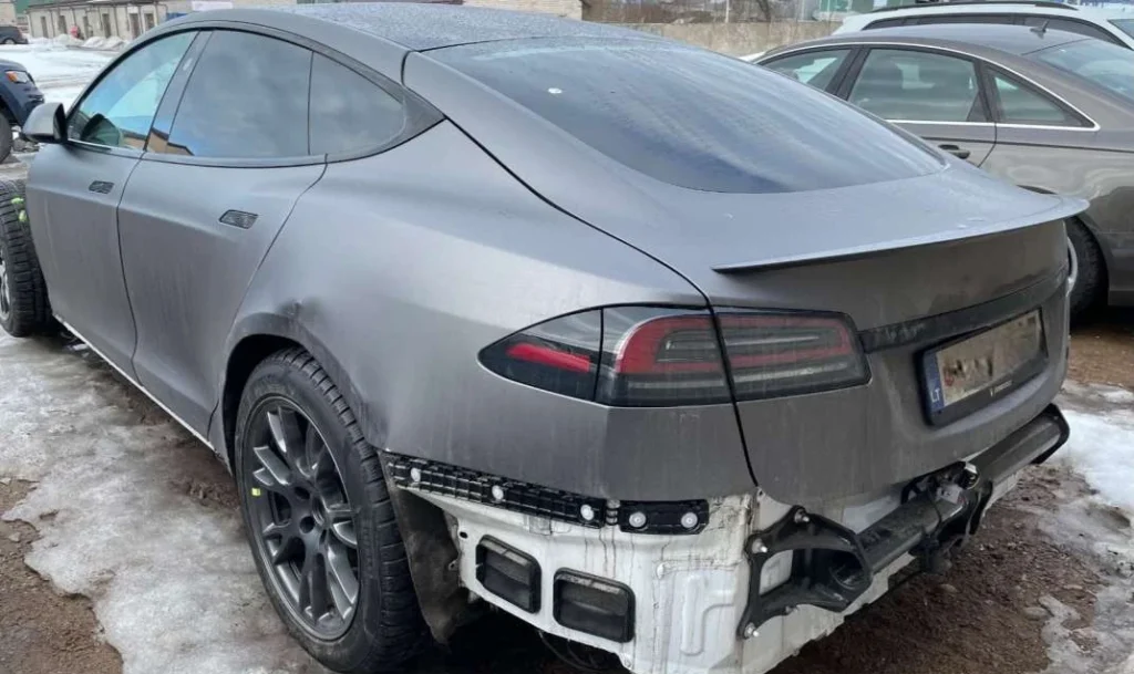 Tesla Model S PLAID prieš